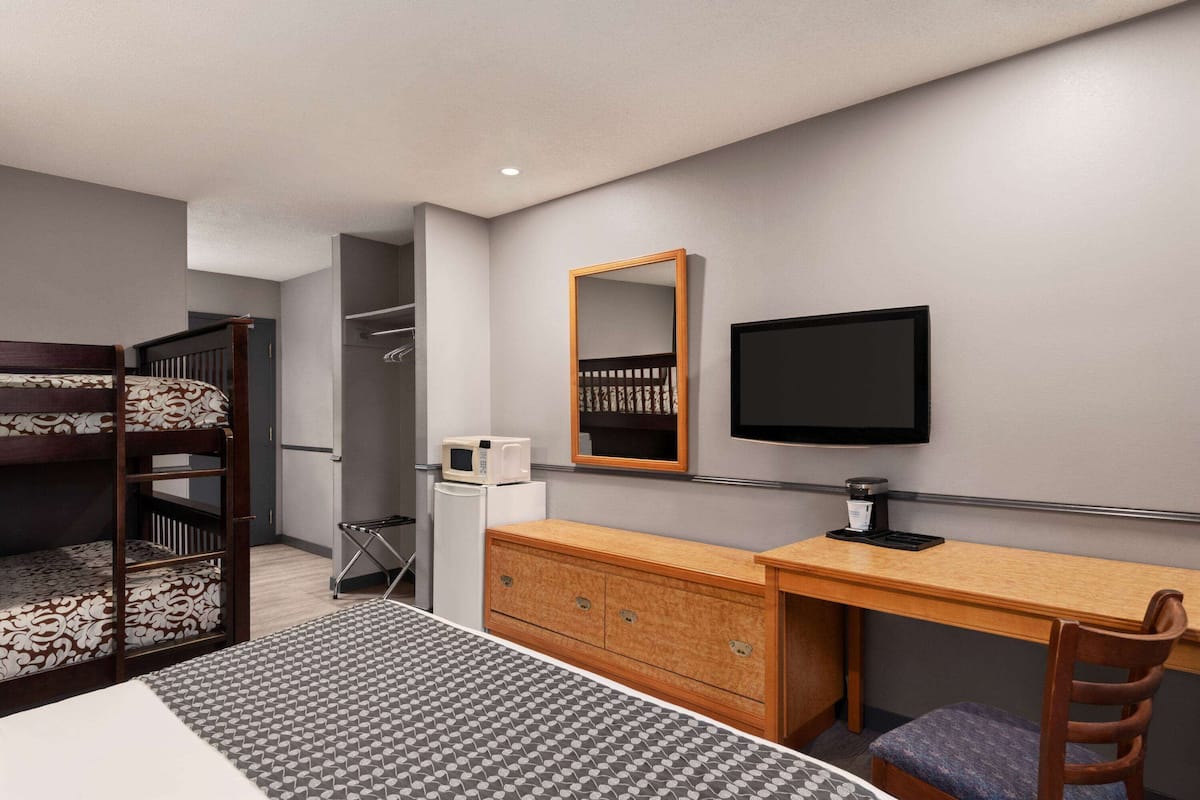 Premium bedding, desk, iron/ironing board, free WiFi
