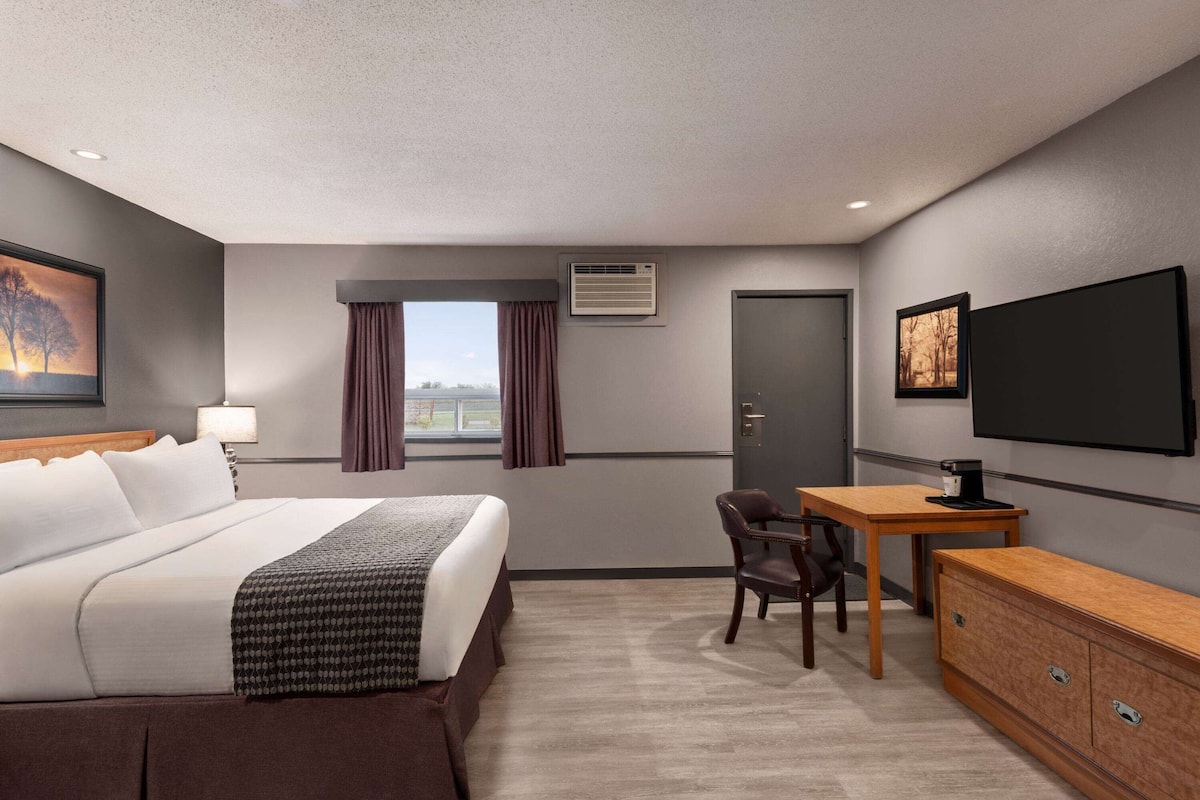 Room, 1 King Bed, Non Smoking (Exterior Entrance) | Premium bedding, desk, iron/ironing board, free WiFi