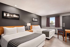 Habitación, 2 camas Queen size, para no fumadores (Exterior Entrance) | Ropa de cama de alta calidad y escritorio