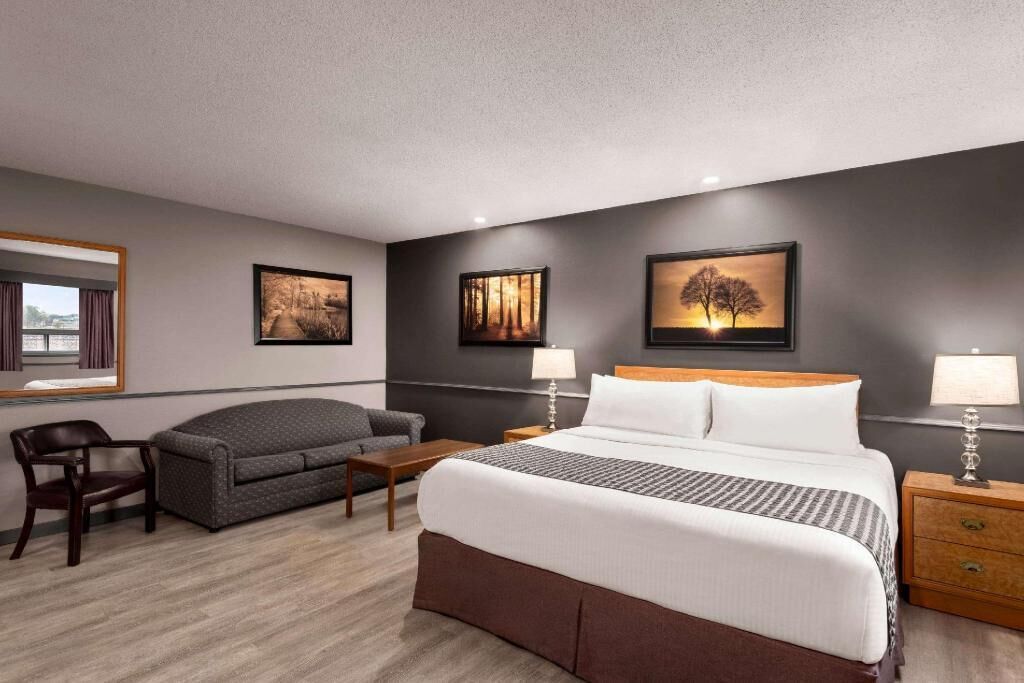 Premium bedding, desk, iron/ironing board, free WiFi