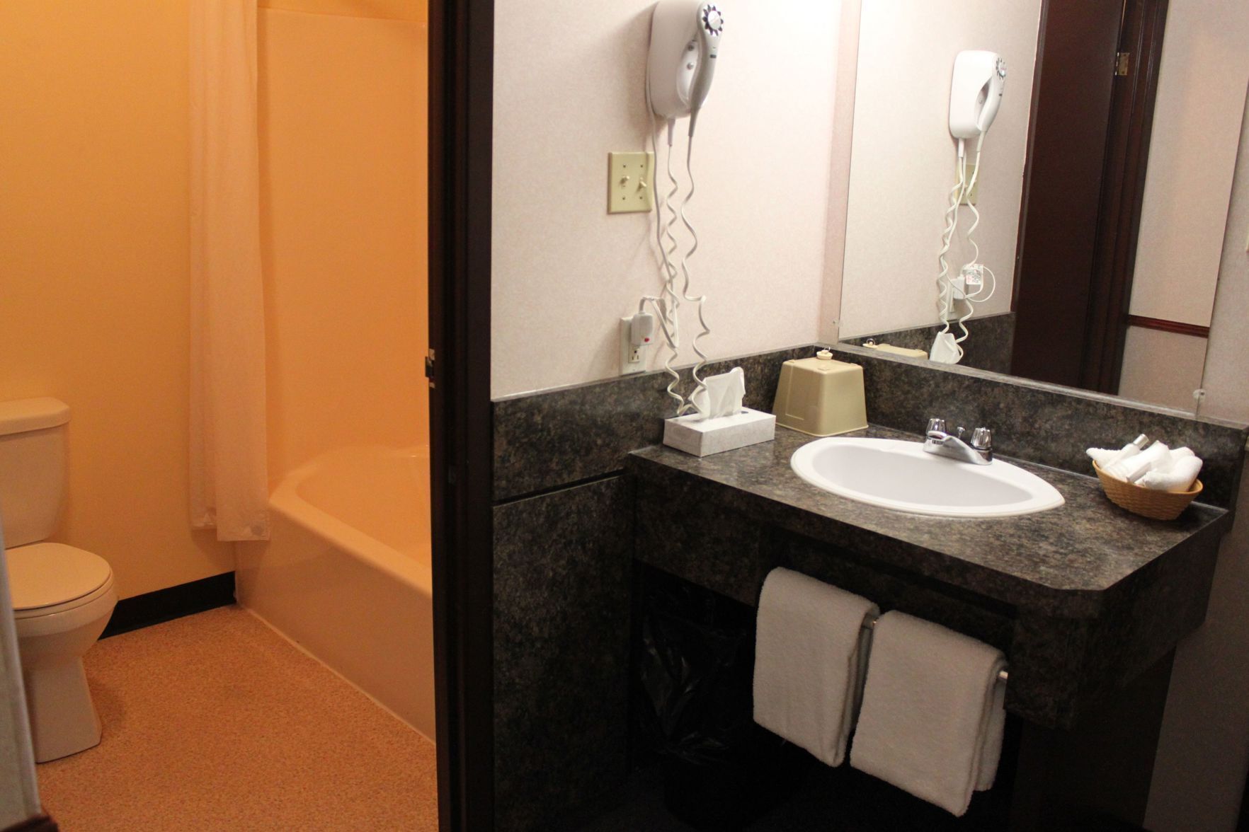 Bathroom | Combined shower/tub, deep soaking tub, free toiletries, hair dryer