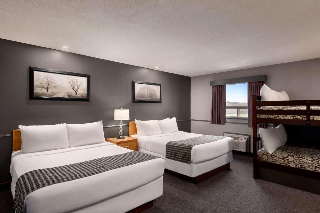 Premium bedding, desk, iron/ironing board, free WiFi