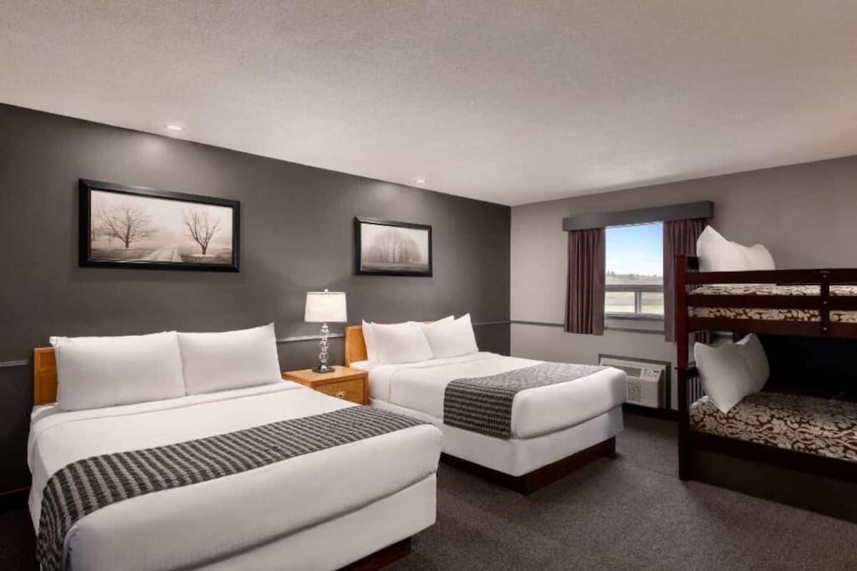 Premium bedding, desk, iron/ironing board, free WiFi