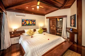Executive suite | Een minibar, een kluis op de kamer, verduisterende gordijnen