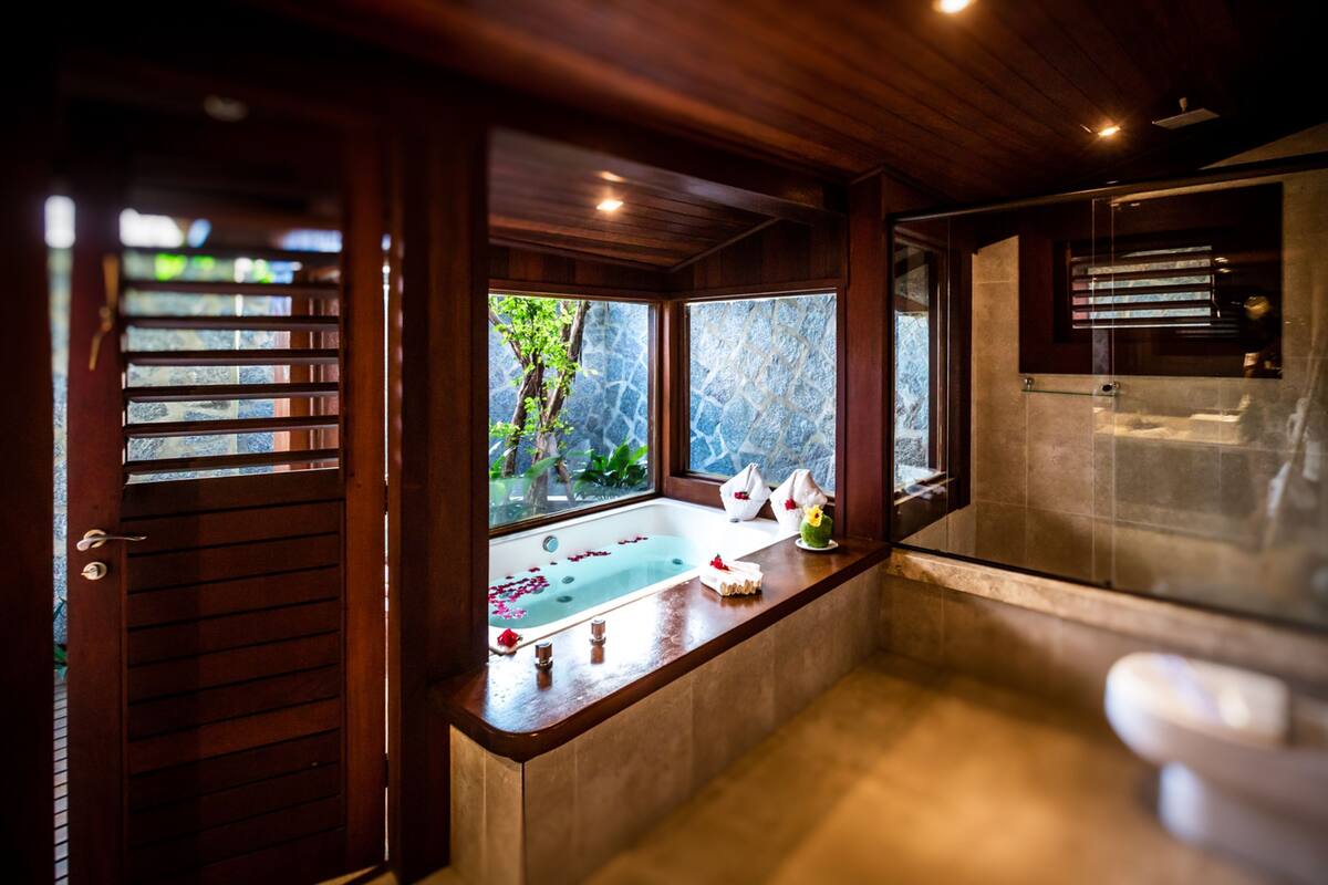 premium suite, hot tub | deep-soaking bathtub