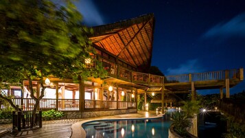 Fachada da propriedade à noite