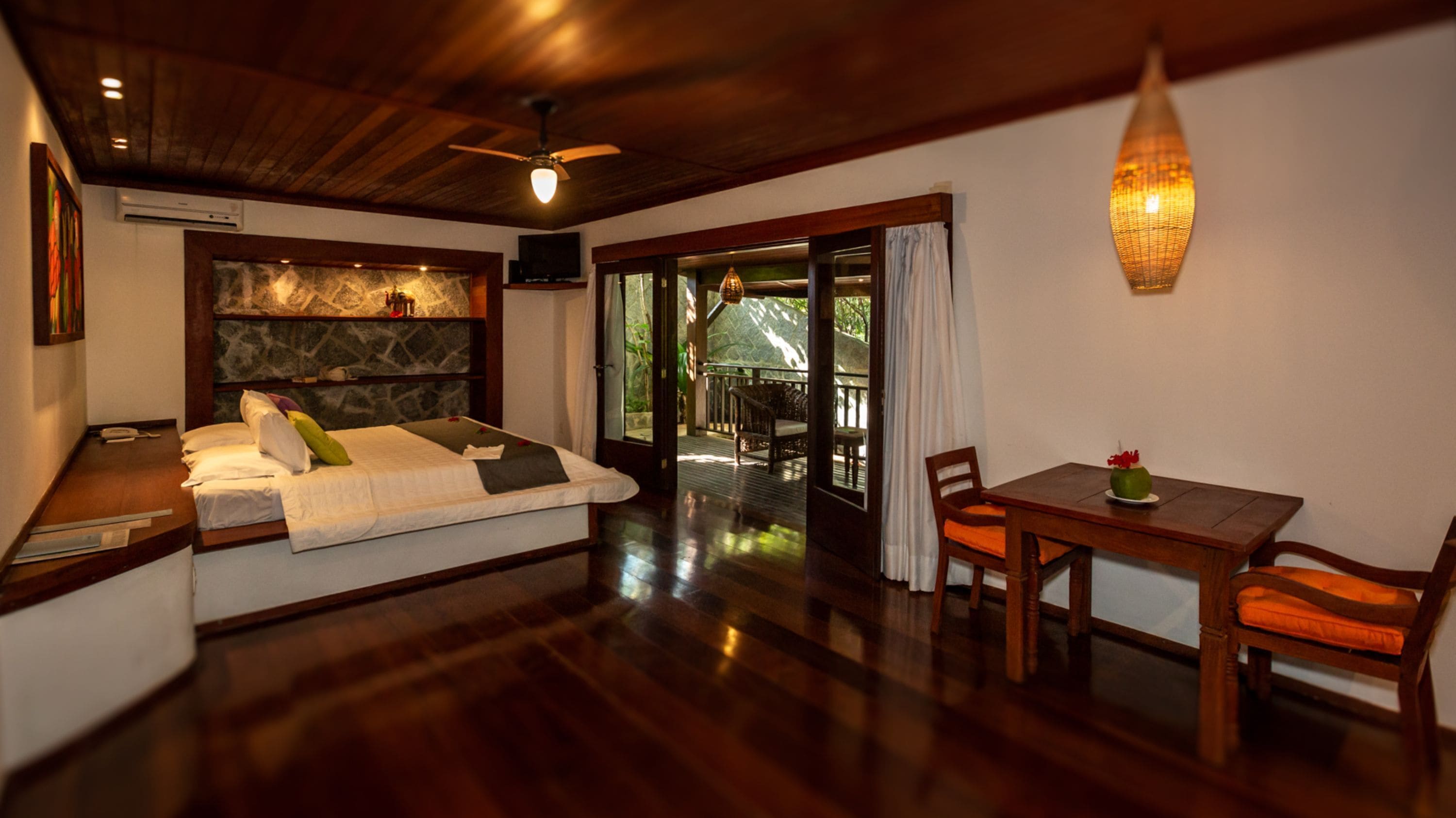 premium suite, hot tub | 1 bedroom, minibar, in-room safe, blackout curtains