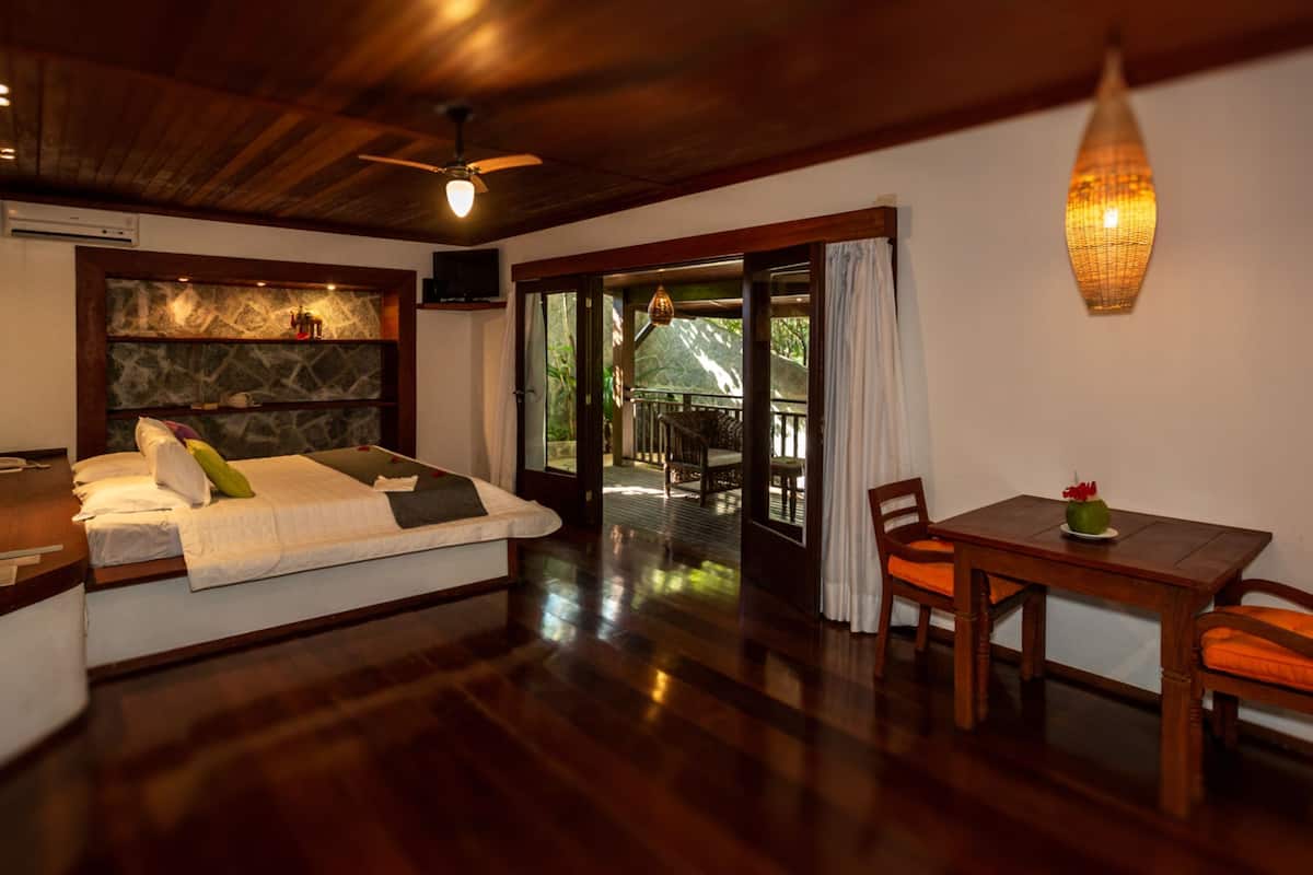 premium suite, hot tub | 1 bedroom, minibar, in-room safe, blackout curtains