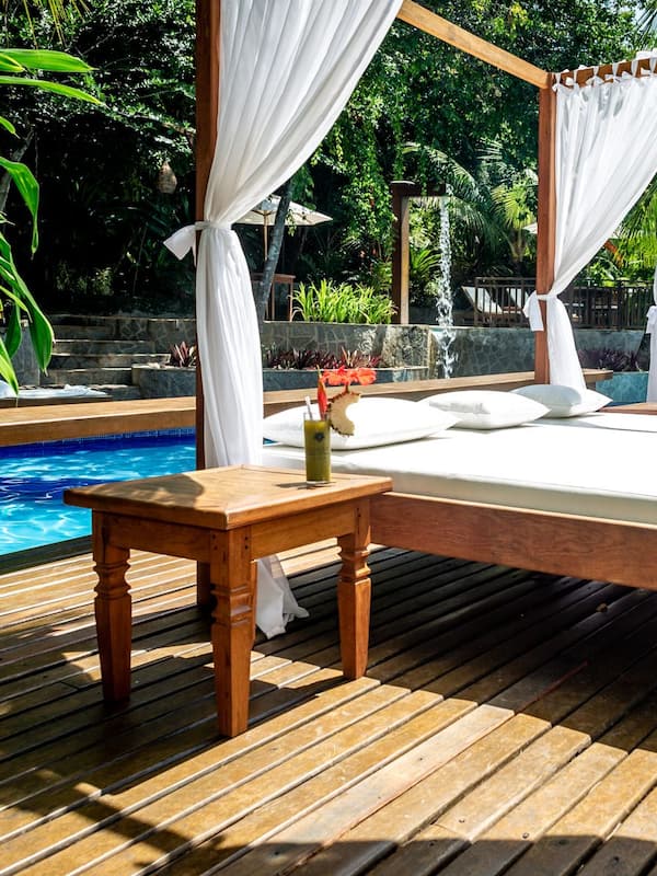 5 piscines extérieures, chaises longues