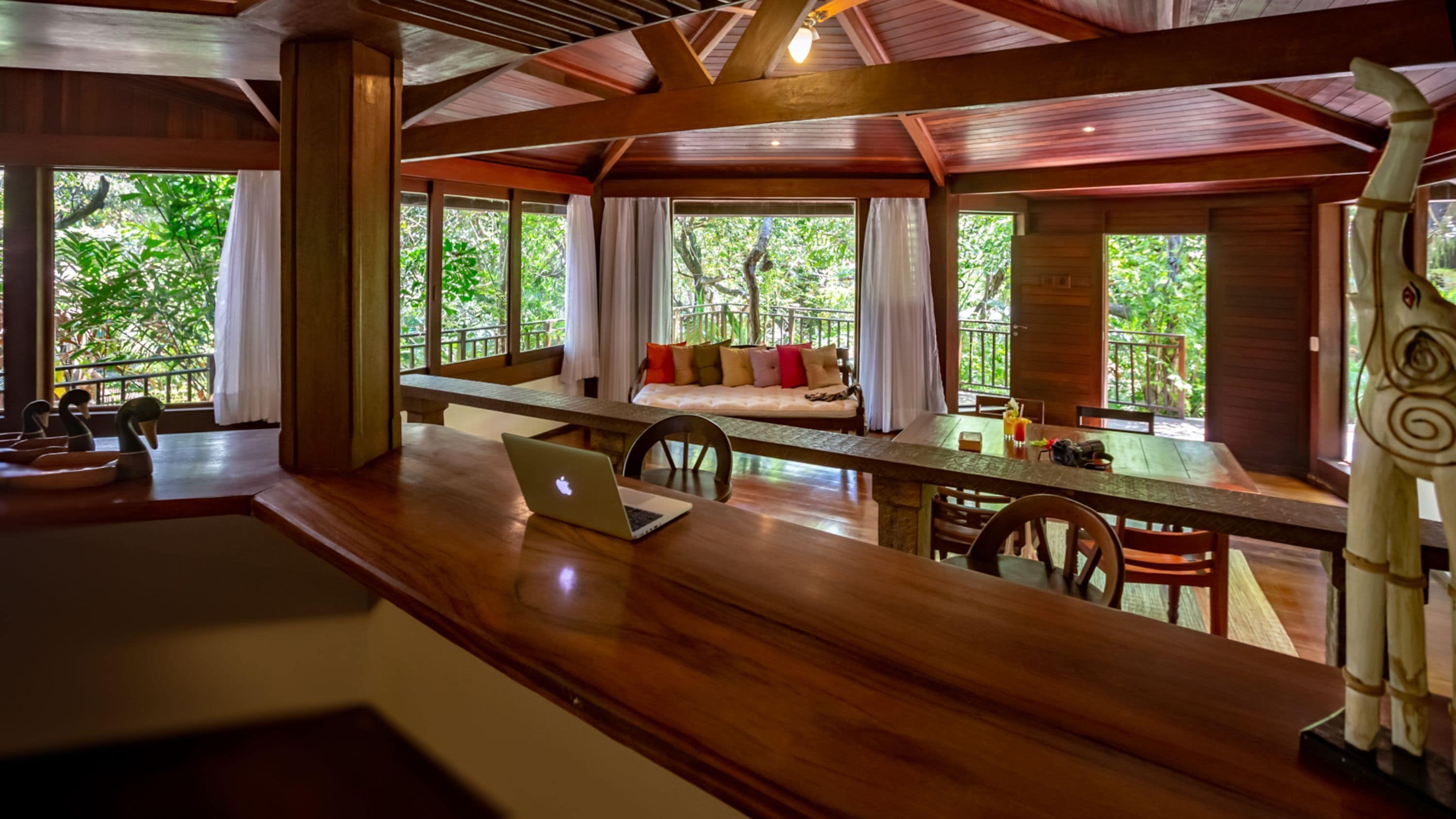 executive suite (plus) | living area | flat-screen tv