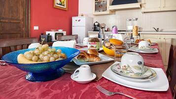 TĂ€gliches inbegriffenes groĂes FrĂŒhstĂŒck