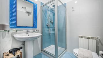 Tripla Deluxe | Bagno | Doccia, soffione a pioggia, set di cortesia gratuito, asciugacapelli
