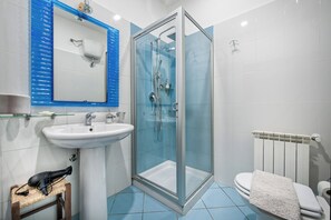 Habitación triple Deluxe | Baño | Ducha y cabezal de ducha tipo lluvia