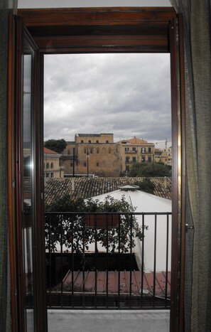 Deluxe driepersoonskamer | Balkon