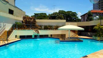 Piscina externa, guarda-sóis, espreguiçadeiras