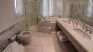 Luxo Room | Bathroom | Free toiletries, hair dryer, towels