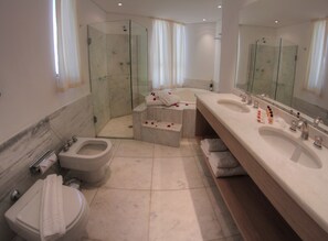 Luxo Room | Kamar mandi | Perlengkapan mandi gratis, pengering rambut,  dan handuk