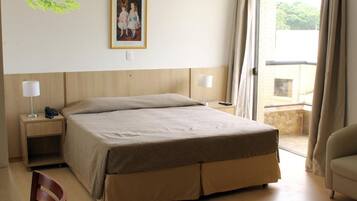 Luxo Room | Minibar, in-room safe, desk, blackout drapes