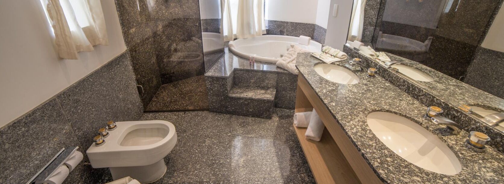 luxo room | bathroom | free toiletries, hair dryer, towels