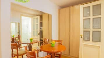 Luxo Room | Minibar, caja de seguridad en la habitación y escritorio