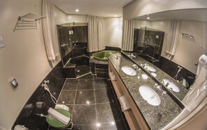 Luxo Room | Badezimmer | Kostenlose Toilettenartikel, Haartrockner, Handtücher