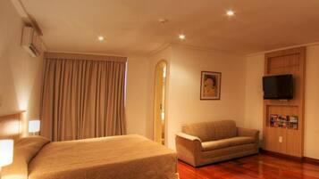 Quarto casal ou duplo conforto | Frigobar, cofres nos quartos, escrivaninha, cortinas blackout