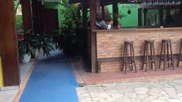 Bar à beira da piscina