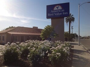 A building with a sign for Americas Best Value Inn by Vantage. - Americas Best Value Inn Porterville (Porterville)