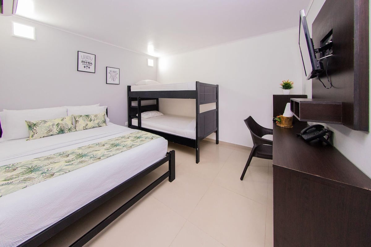 Ropa de cama hipoalergénica y caja de seguridad en la habitación