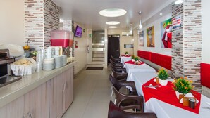 Bao gồm bữa sáng đầy đủ hàng ngày 