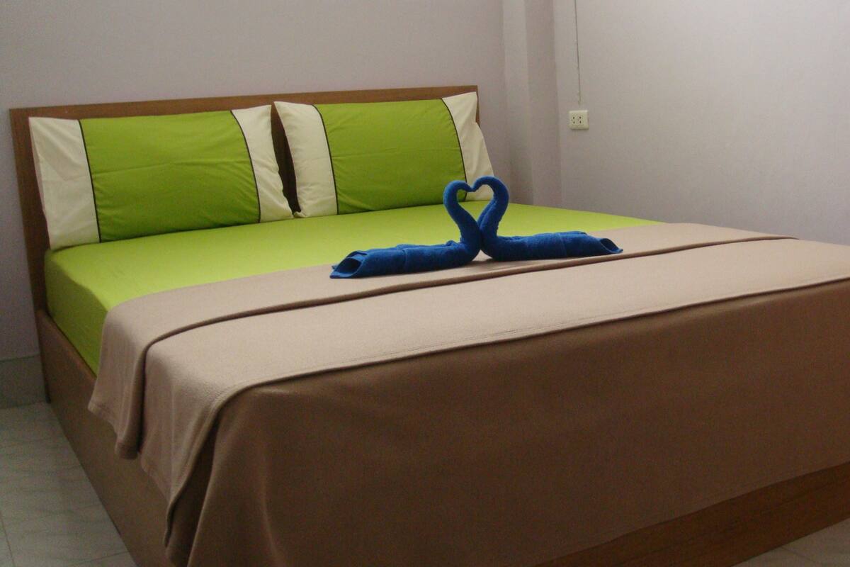 Standard Double Room | Desk, WiFi (free)
