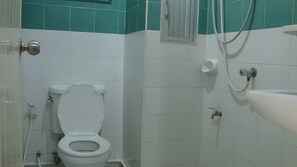 Ducha, artículos de tocador gratuitos, secador de pelo, toallas