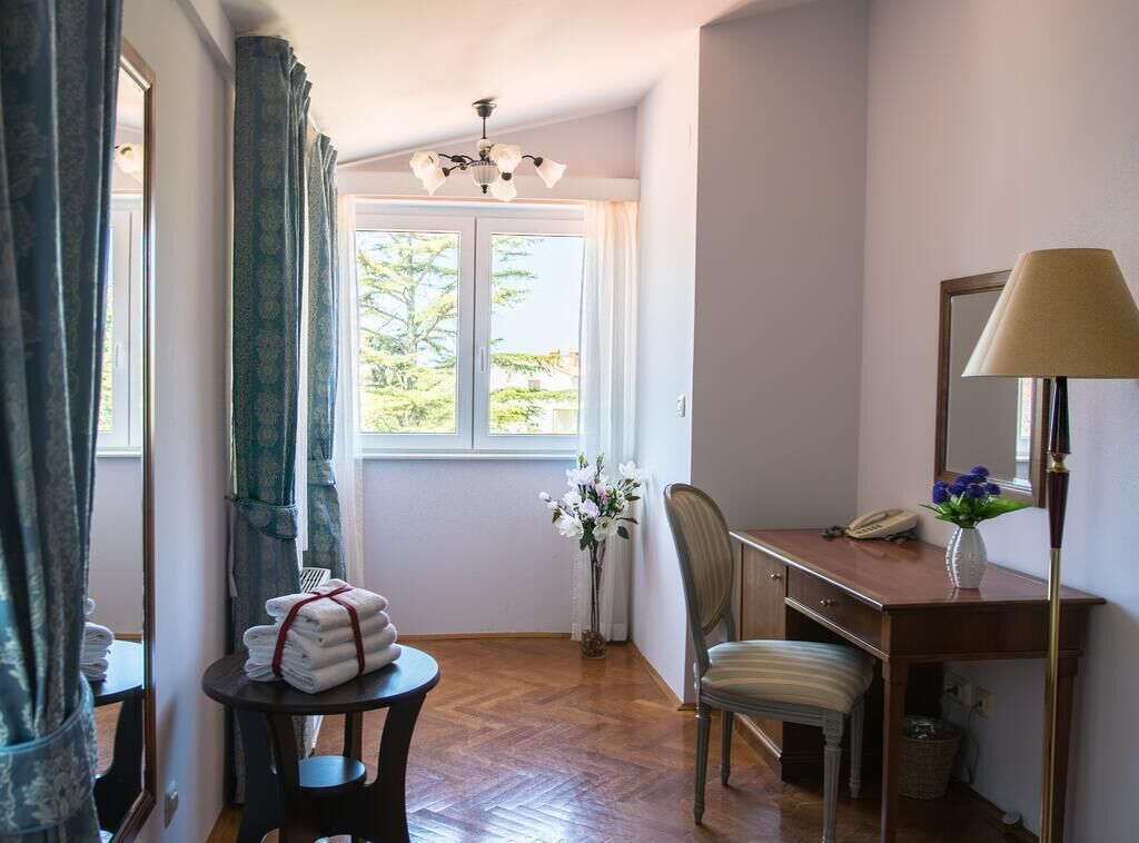 standard double room | 1 bedroom, minibar, in-room safe, blackout curtains