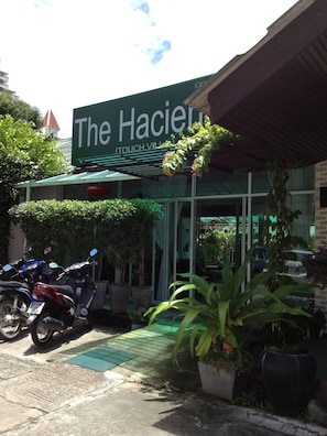 Lobby sitting area - Hacienda Phuket (Patong)
