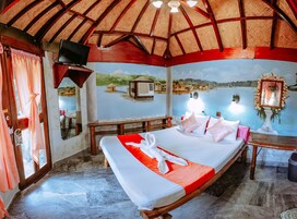 10 bedrooms, in-room safe, individually decorated, desk