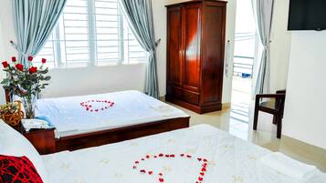 Escritorio, cortinas blackout y wifi gratis