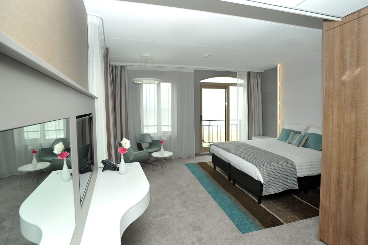 twin room, sea view | hypo-allergenic bedding, down duvets, in-room safe, desk