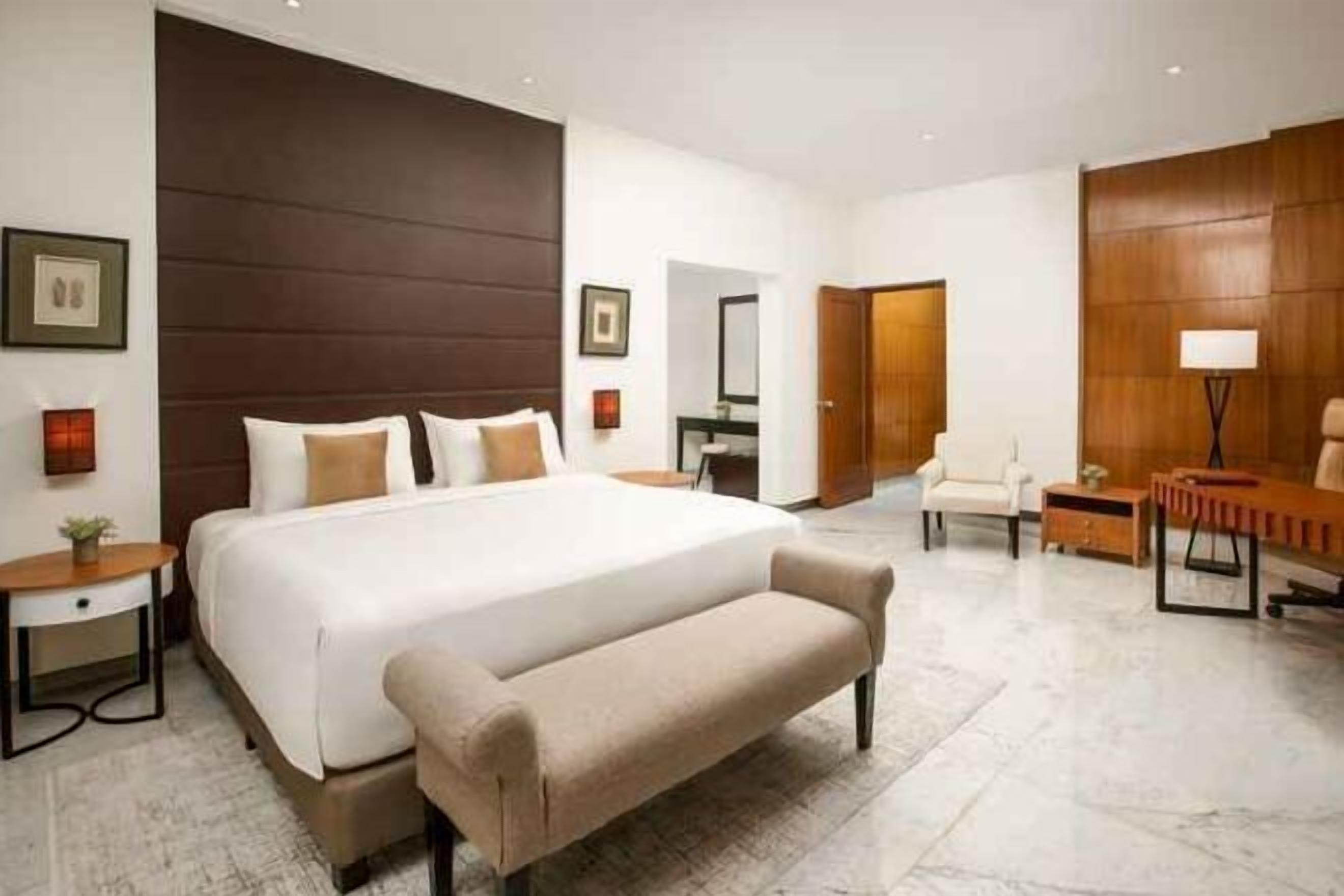 Minibar, brankas, meja kerja, dan Wi-Fi gratis