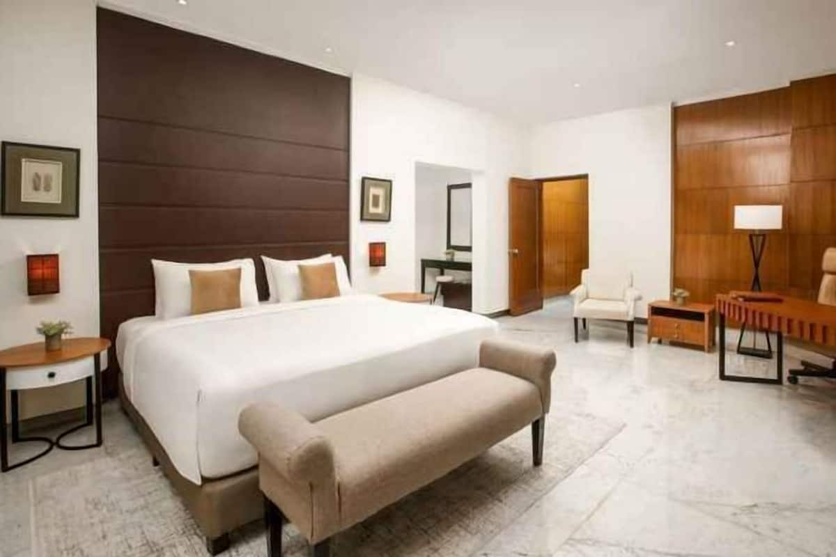 Minibar, in-room safe, desk, free WiFi