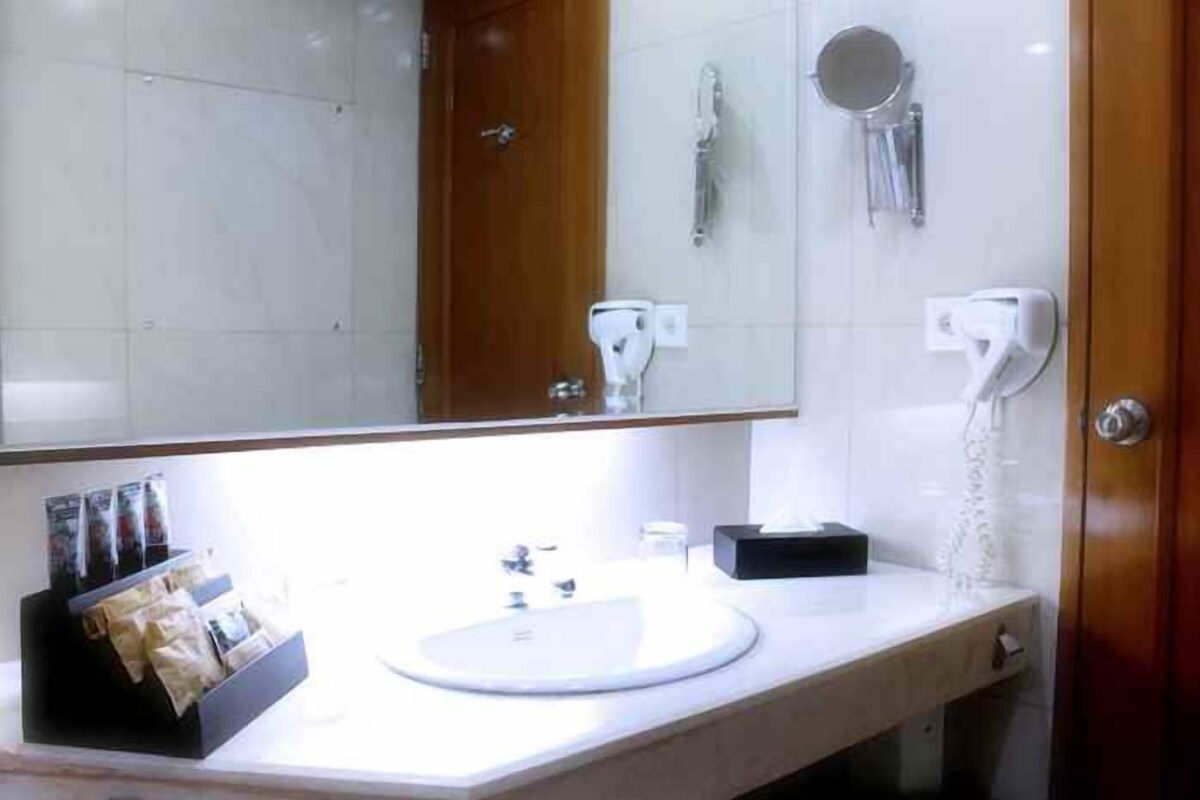 Bathroom | Free toiletries, hair dryer, bathrobes, slippers