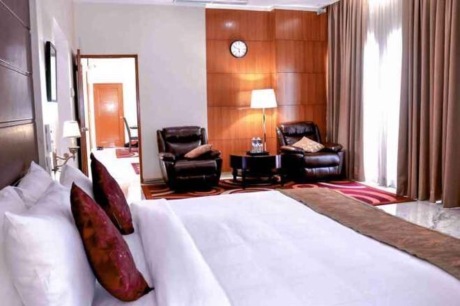 迷你吧、房內夾萬、書桌、免費 Wi-Fi