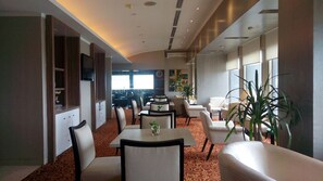 3 bares, bar deportivo, salón en el lobby