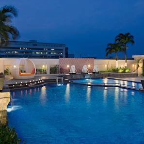 Outdoor pool, sun loungers - Aryaduta Palembang (Palembang)