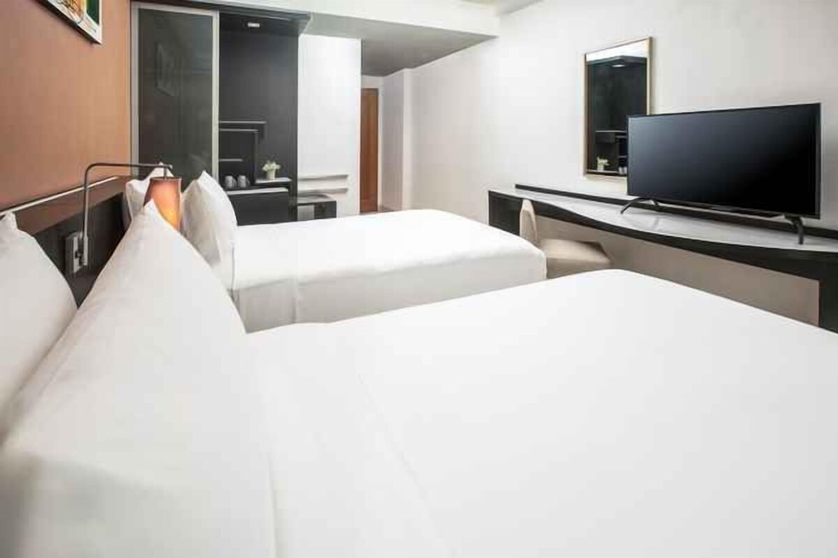Minibar, in-room safe, desk, WiFi (free)