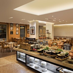 Se sirven desayunos, comidas, cenas y cocina internacional