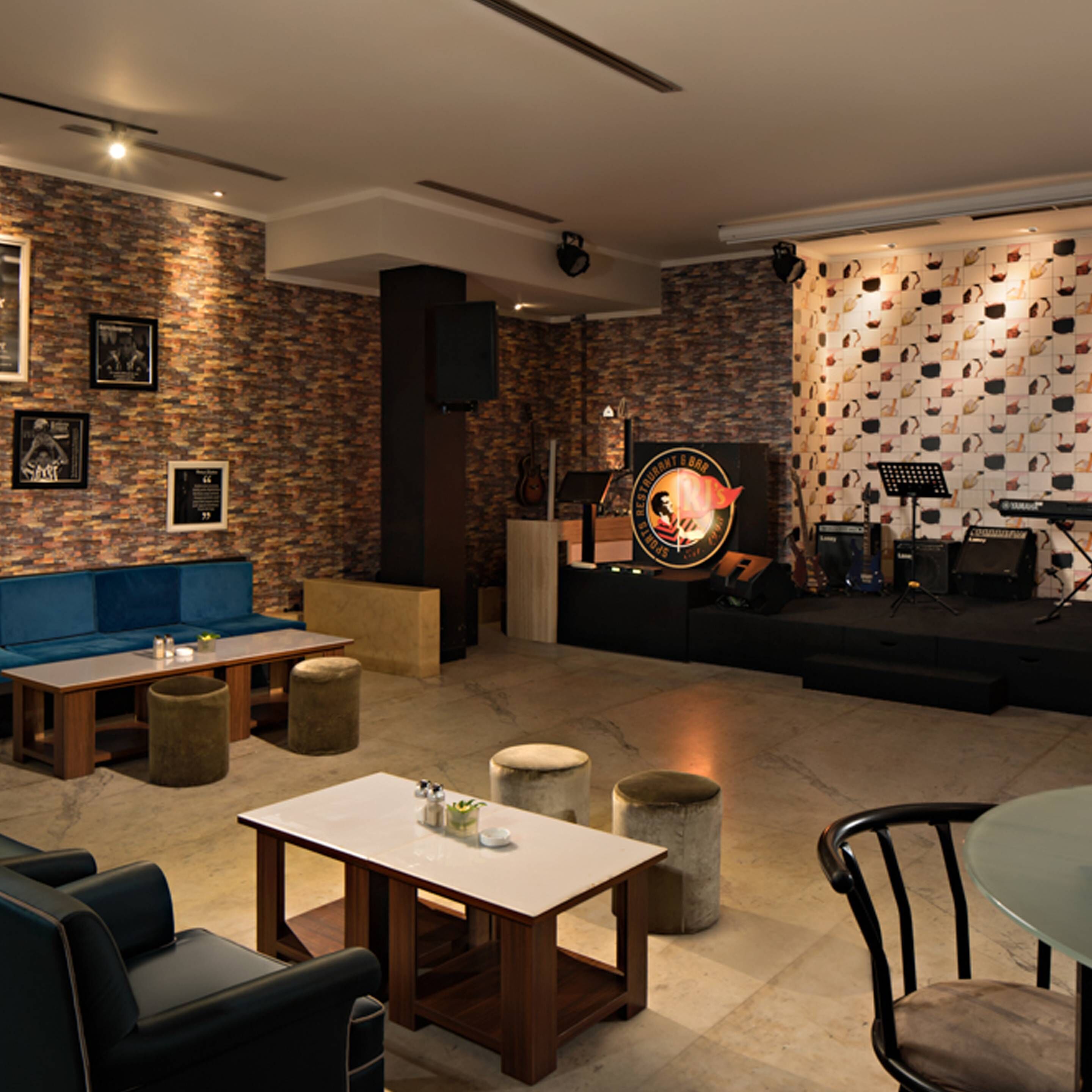 3 bars/lounges, sports bar, lobby lounge