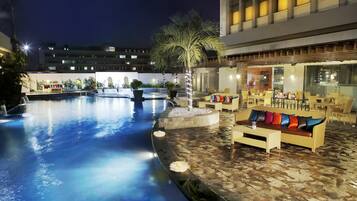 Una piscina al aire libre, tumbonas