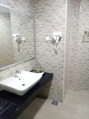 Ducha, artículos de higiene personal gratuitos y secador de pelo