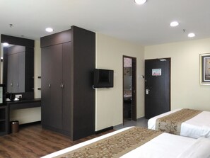 Suite familiar | Caja de seguridad en la habitación, escritorio y cortinas blackout 