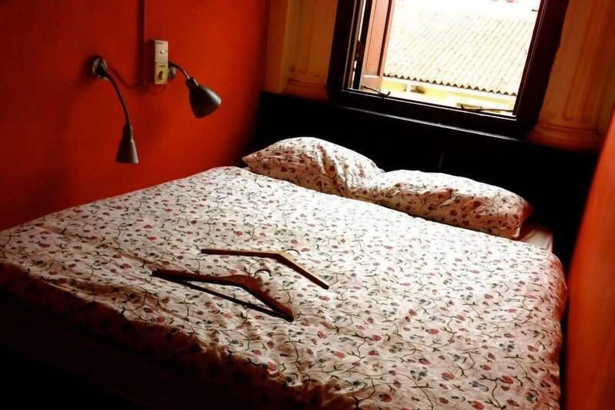 Rom – standard (One Queen Bed) | Strykejern/-brett og wi-fi (inkludert)